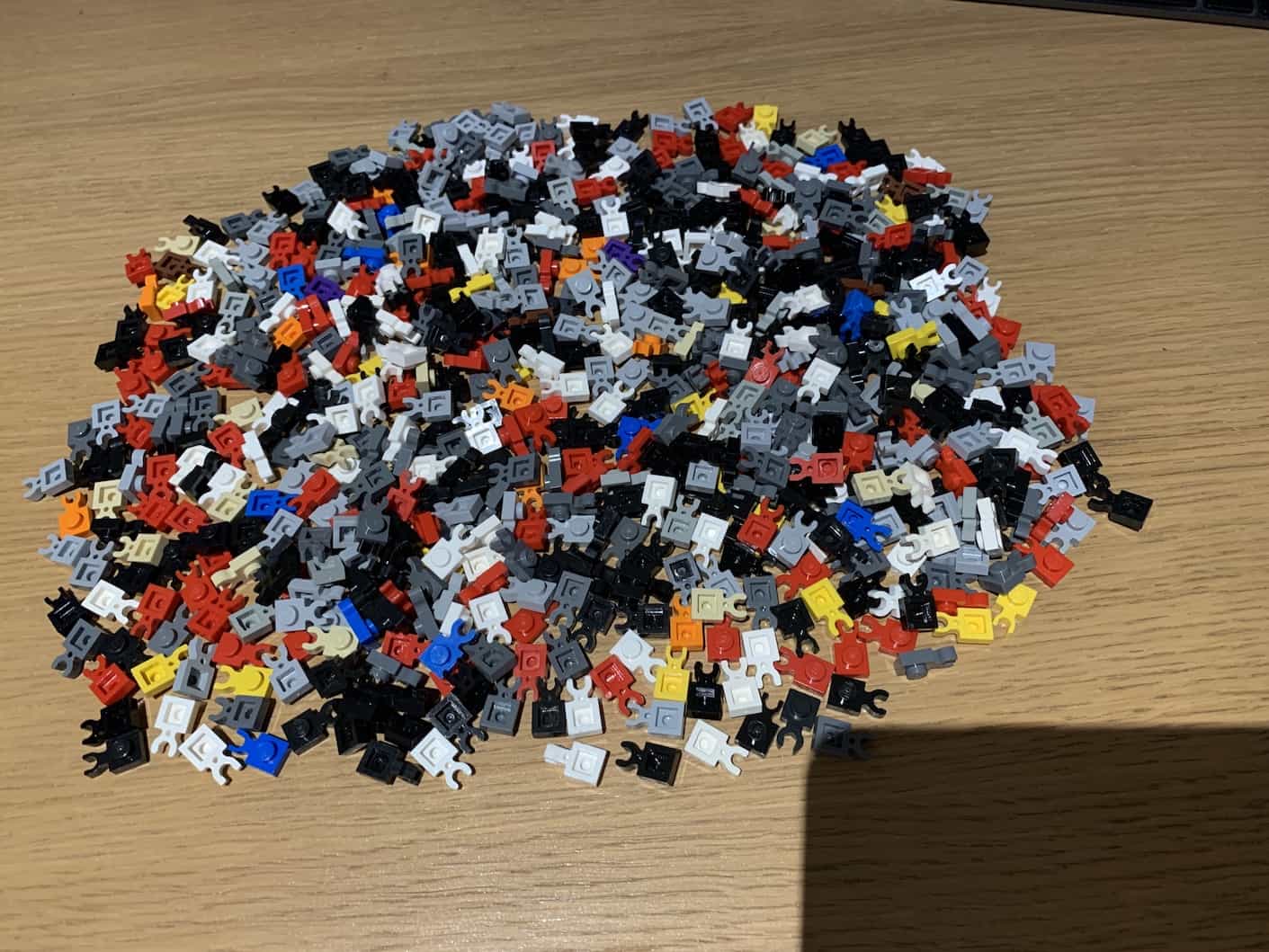 A pile of 1x1 plates with clips